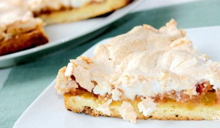 Рецепт шарлотка с яблоками и безе