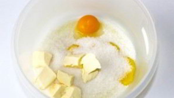 ШАГ 2. шарлотка с яблоками и безе