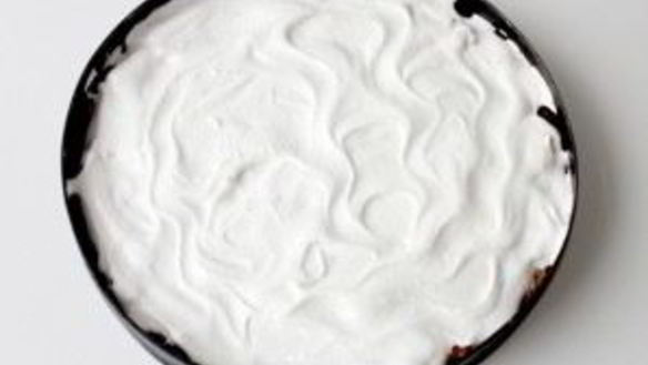 ШАГ 9. шарлотка с яблоками и безе