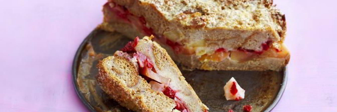 Шарлотка с яблоками и брусникой