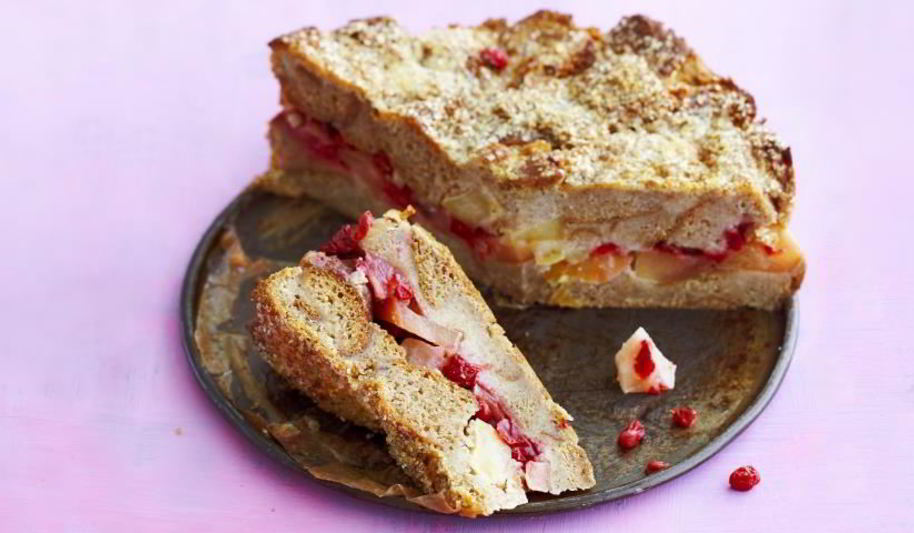 Рецепт шарлотка с яблоками и брусникой