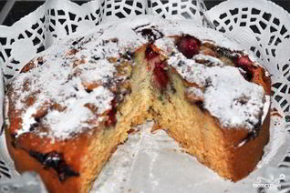 Шарлотка с яблоками и черешней