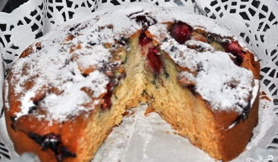 Рецепт шарлотка с яблоками и черешней