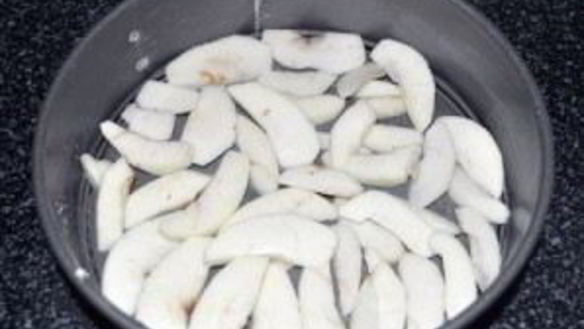 ШАГ 4. шарлотка с яблоками и черешней