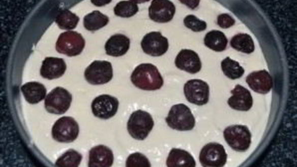 ШАГ 6. шарлотка с яблоками и черешней