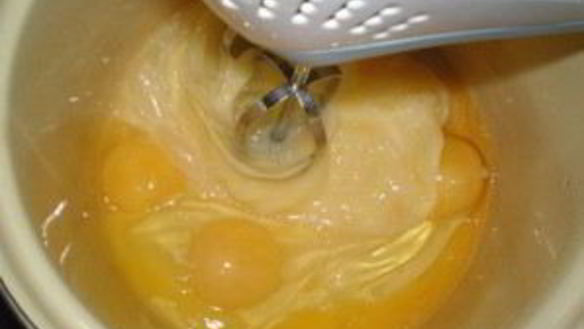 ШАГ 3. шарлотка с яблоками и грушами