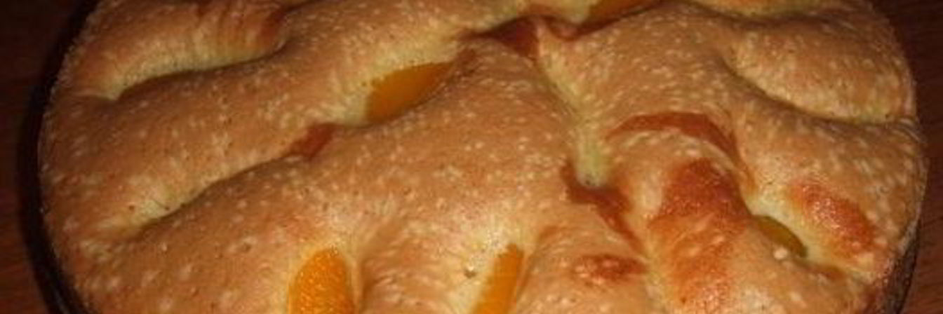 Шарлотка с яблоками и персиками