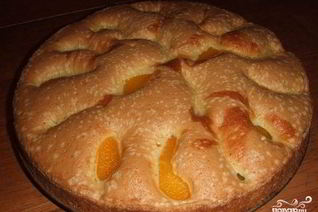 Шарлотка с яблоками и персиками
