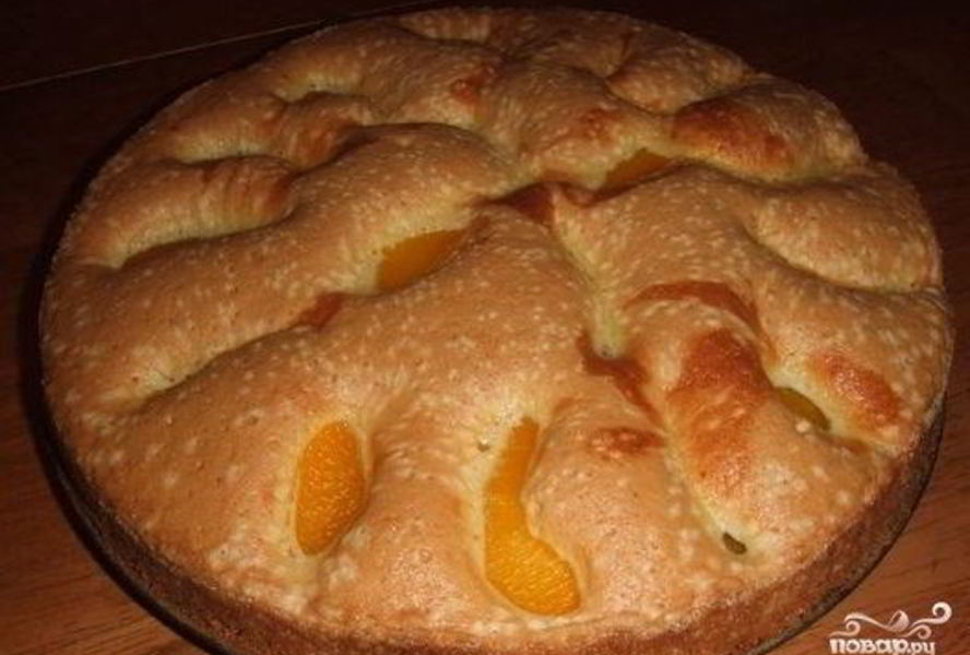 Шарлотка с яблоками и персиками