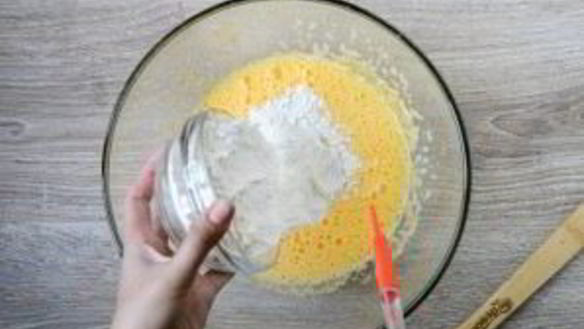 ШАГ 3. шарлотка с яблоками и вишней