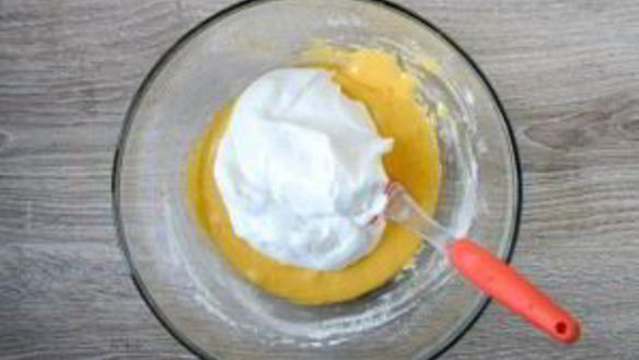 ШАГ 4. шарлотка с яблоками и вишней