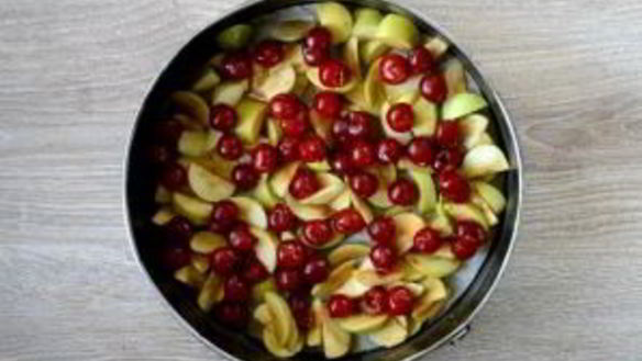 ШАГ 5. шарлотка с яблоками и вишней