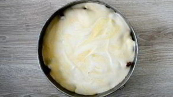 ШАГ 6. шарлотка с яблоками и вишней