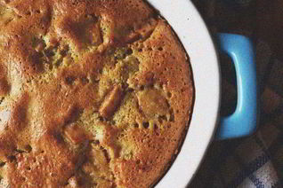 Шарлотка с яблоками, изюмом и корицей