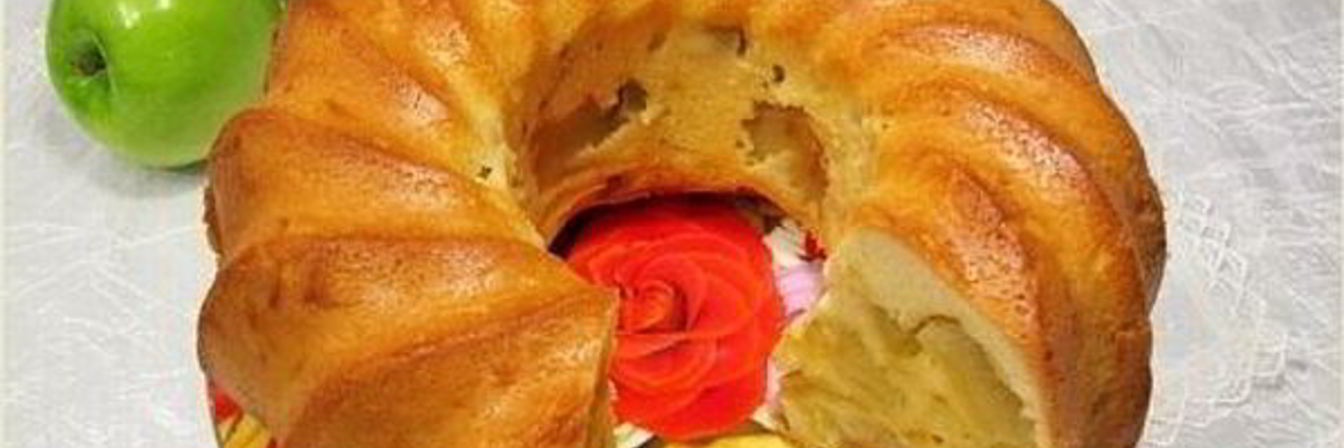 Шарлотка с яблоками на кефире