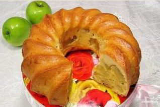 Шарлотка с яблоками на кефире