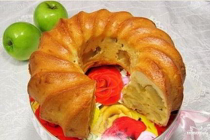 Шарлотка с яблоками на кефире