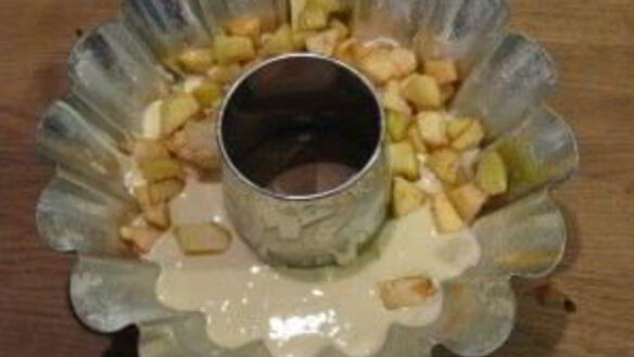 ШАГ 5. шарлотка с яблоками на кефире