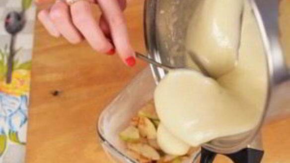 ШАГ 3. шарлотка с яблоками в микроволновке