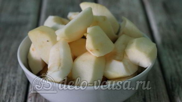 ШАГ 2. шарлотка с яблоками в мультиварке