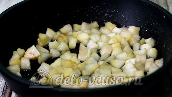 ШАГ 4. шарлотка с яблоками в мультиварке