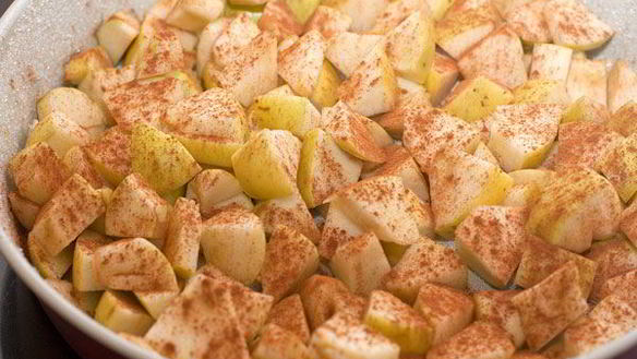 ШАГ 3. шарлотка с яблоками