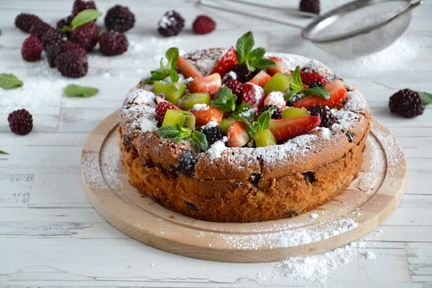 Шарлотка с ягодами