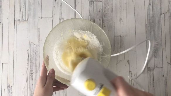 ШАГ 2. шарлотка с ягодами