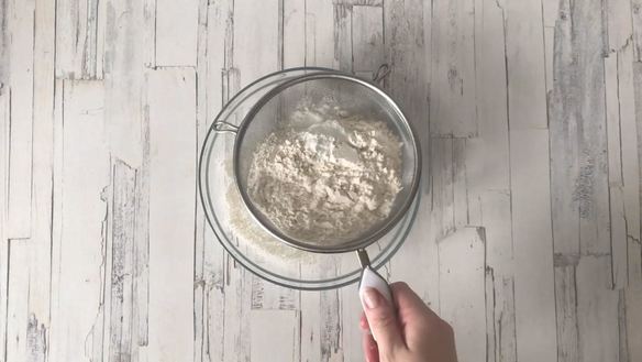 ШАГ 4. шарлотка с ягодами