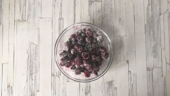 ШАГ 6. шарлотка с ягодами