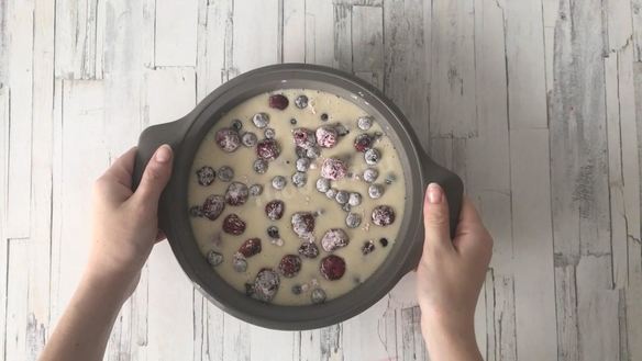 ШАГ 8. шарлотка с ягодами