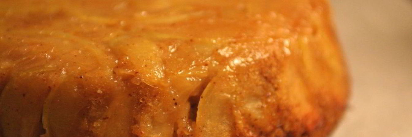 Шарлотка с замороженными яблоками