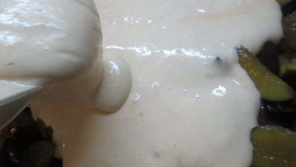 ШАГ 3. шарлотка сметанная слава сливам