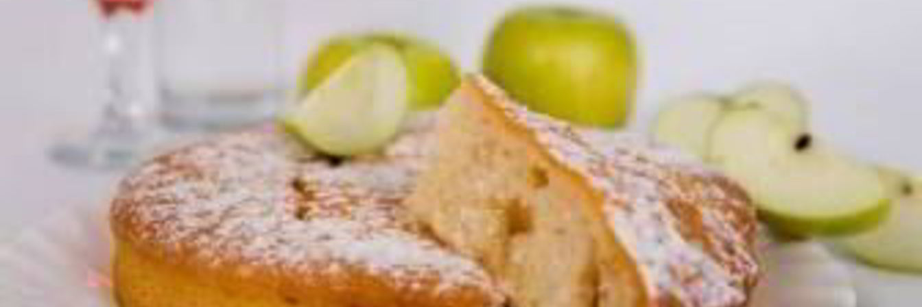 Шарлотка со сгущенкой и яблоками