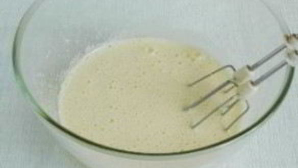 ШАГ 2. шарлотка со сгущенкой и яблоками