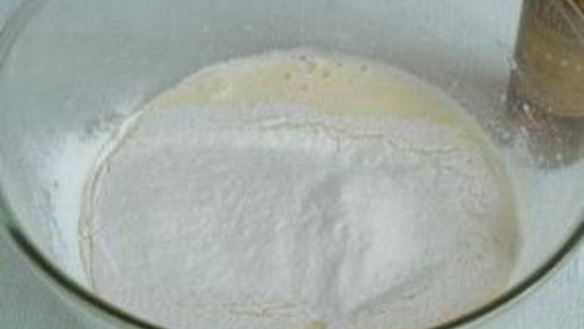 ШАГ 3. шарлотка со сгущенкой и яблоками