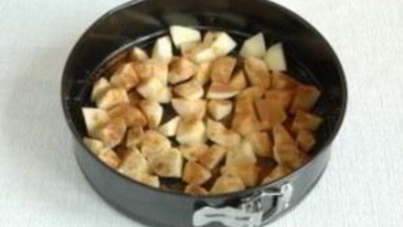 ШАГ 4. шарлотка со сгущенкой и яблоками