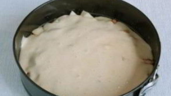 ШАГ 5. шарлотка со сгущенкой и яблоками