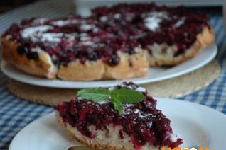 Шарлотка со смородиной