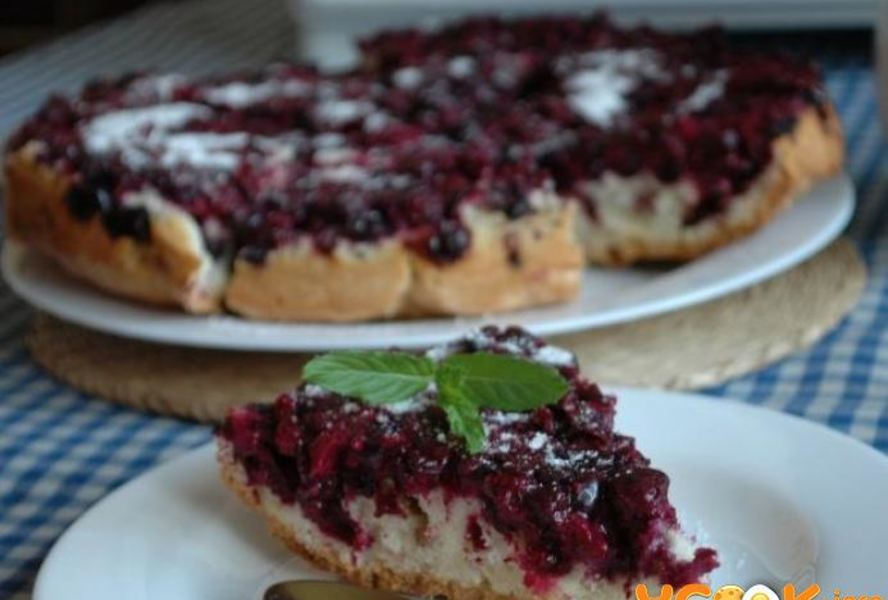 Шарлотка со смородиной