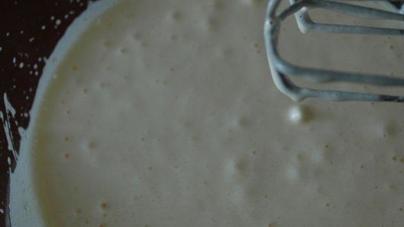 ШАГ 2. шарлотка со смородиной