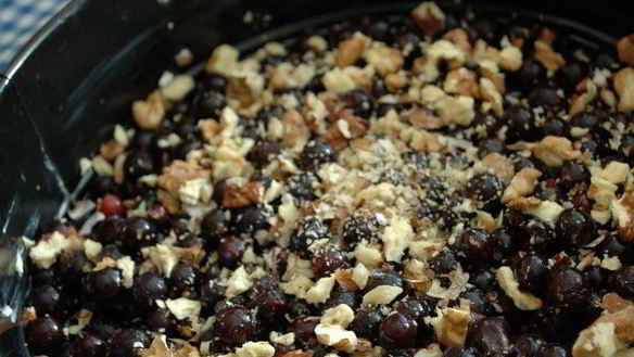 ШАГ 3. шарлотка со смородиной