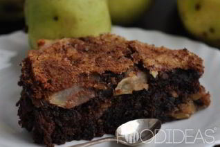 Шоколадная шарлотка с яблоками