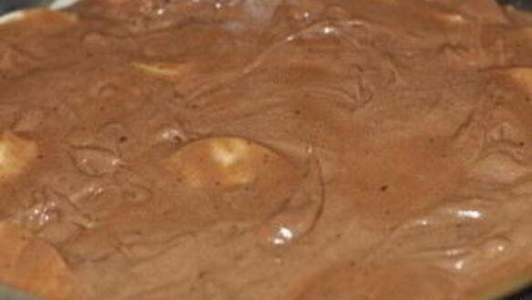 ШАГ 4. шоколадная шарлотка с яблоками