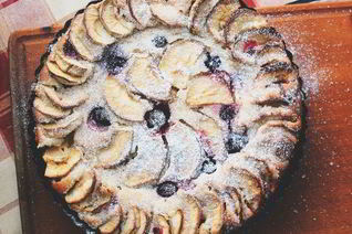 Сливочная шарлотка с кислинкой