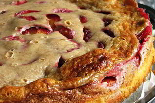 Сливовая шарлотка с орехами