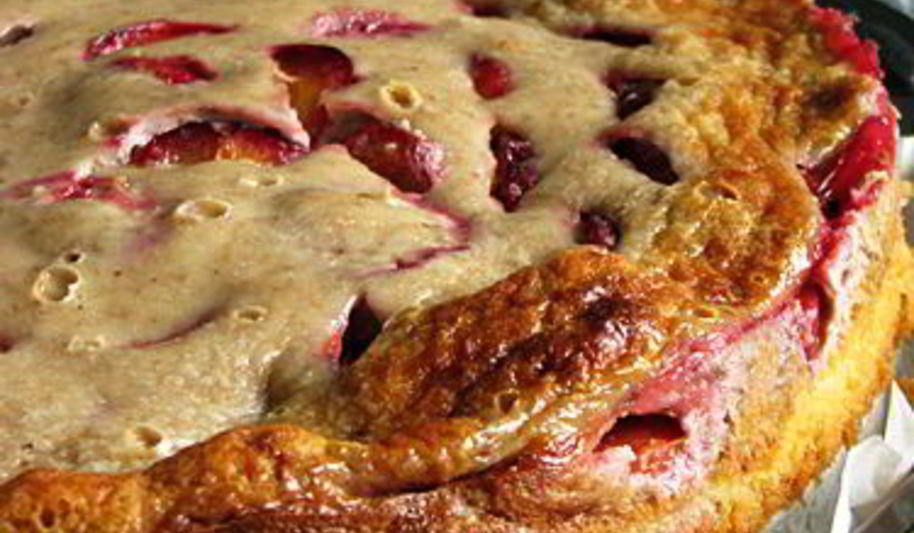 Рецепт сливовая шарлотка с орехами