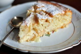 Творожная яблочная шарлотка