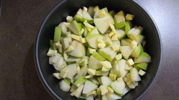 ШАГ 2. яблочная шарлотка