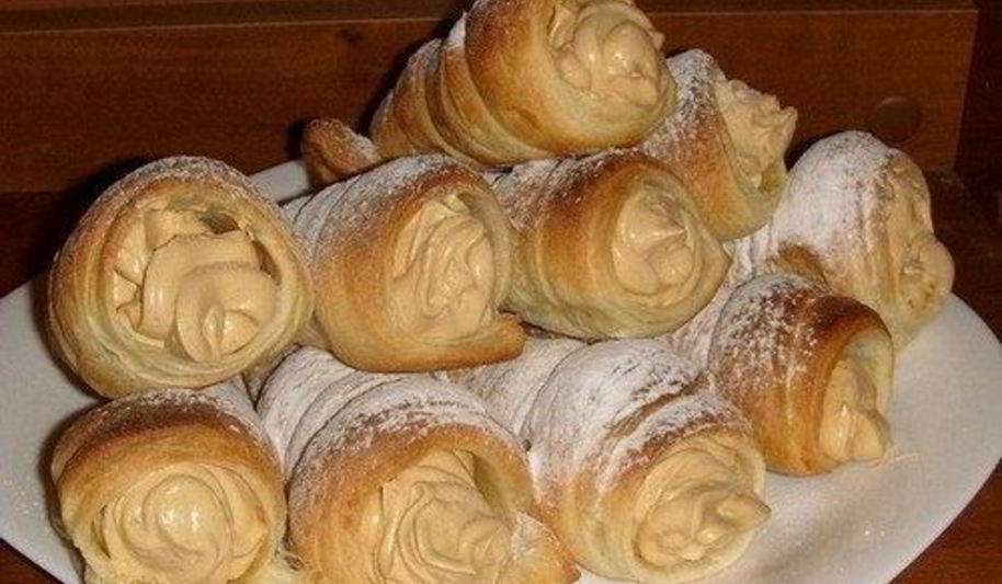 Рецепт слоеные трубочки с вареным сгущенным молоком